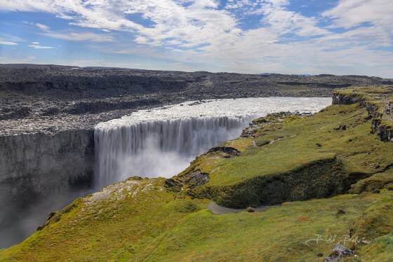 Dettifoss 2 Dettifoss is situated on the Jökulsá á Fjöllum river, which flows from the Vatnajökull glacier and collects water from a large area in Northeast Iceland.