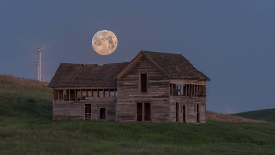 Full Moon at 280mm Full Moon over abandoned house on Crow Rd in the Palouse